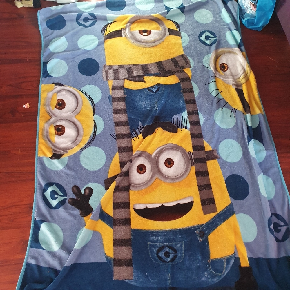 Minions super soft Throw blanket and pillow 57x78in
